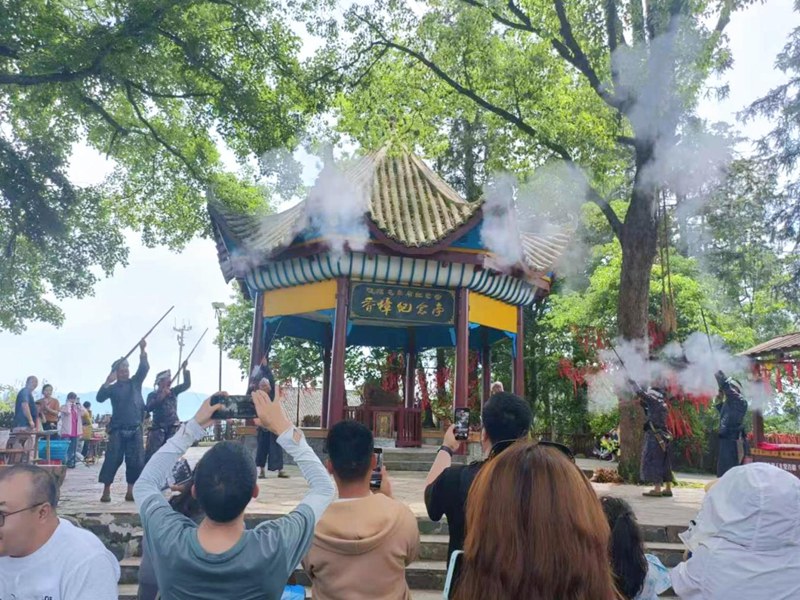 鳴槍迎客。