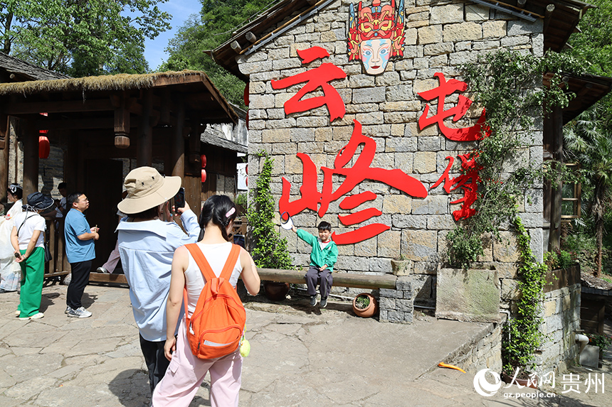 游客打卡拍照。人民網(wǎng) 李麗萍攝