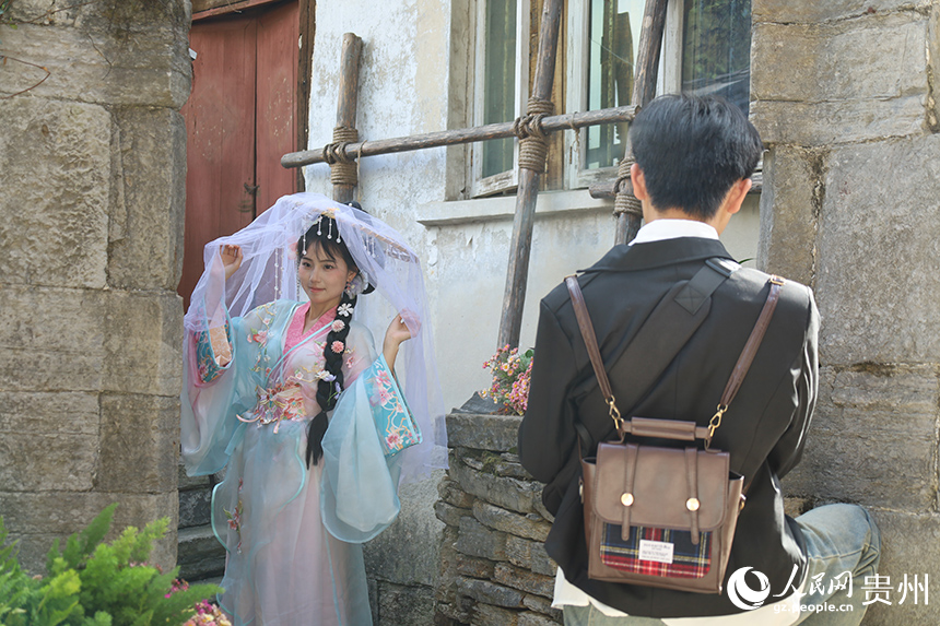 游客拍照打卡。人民網(wǎng)  李麗萍攝