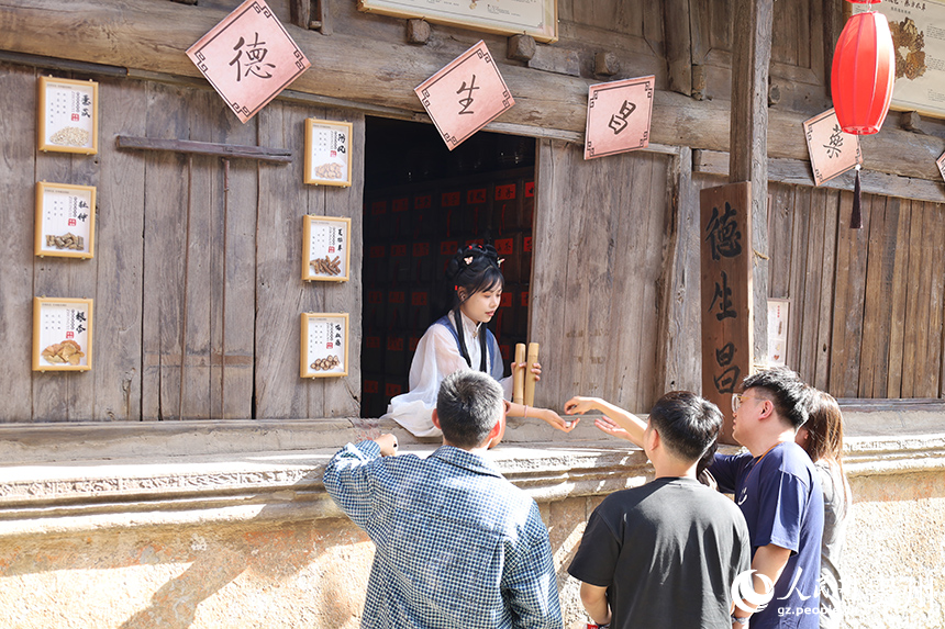 游客體驗劇游。人民網 李麗攝