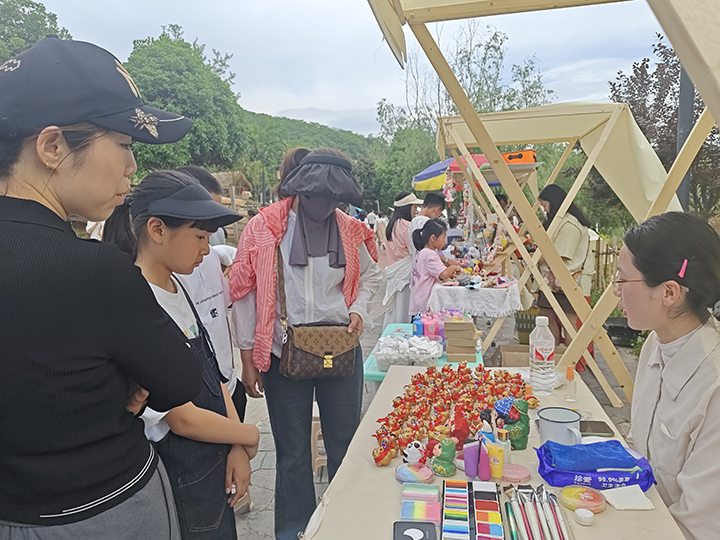 小西湖景區(qū)推出了西湖匯集·好玩集市吸引游客消費(fèi)。