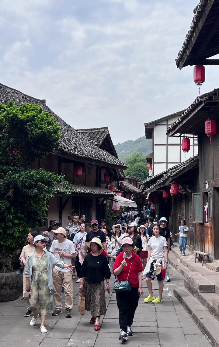 1、土城古鎮(zhèn)景區(qū)游人如織。習(xí)水融媒供圖.jpg