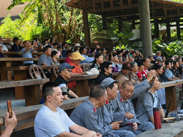 3、游客在四渡赤水體驗(yàn)園近距離觀看實(shí)景表演。習(xí)水融媒供圖.jpg