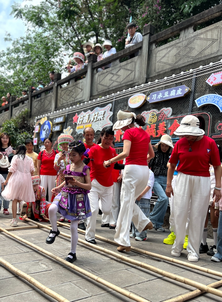6、游客互動體驗(yàn)竹竿舞。習(xí)水融媒供圖.jpg