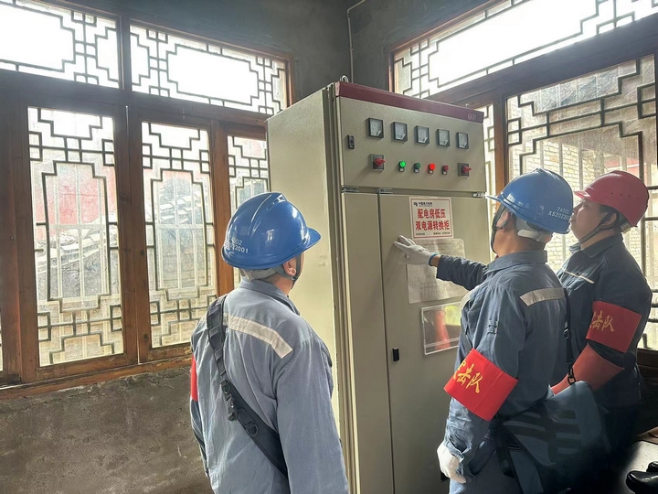 7、土城供電所工作人員檢查供電設(shè)備。習(xí)水融媒供圖.jpg