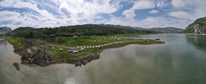 在金沙縣化覺鎮(zhèn)的烏江畫廊，游客們紛至沓來，邂逅自然好時光。