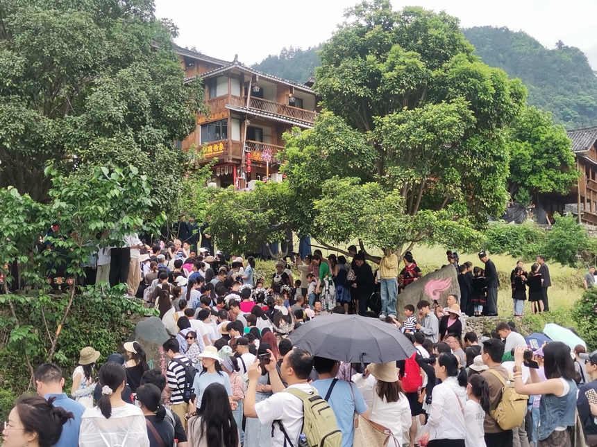 郎德上寨熙熙攘攘的游客。
