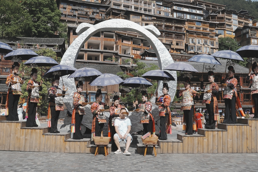 西江千戶(hù)苗寨游客在體驗(yàn)高山流水。