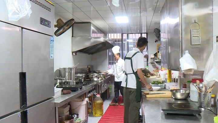1 圖為韭黃村的夜市一條街充滿煙火味。.jpg