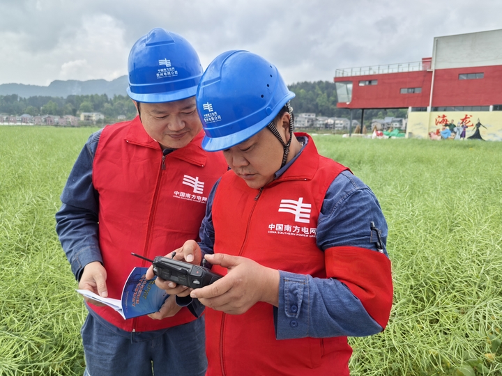4、“五一”期間，貴州電網公司遵義市郊供電局工作人員深入村（社）開展安全用電排查，全力消除用電隱患，確保節(jié)日期間電網安全穩(wěn)定運行。圖為工作人員正對10千伏線路開展無人機巡視。鄭婷攝.jpg