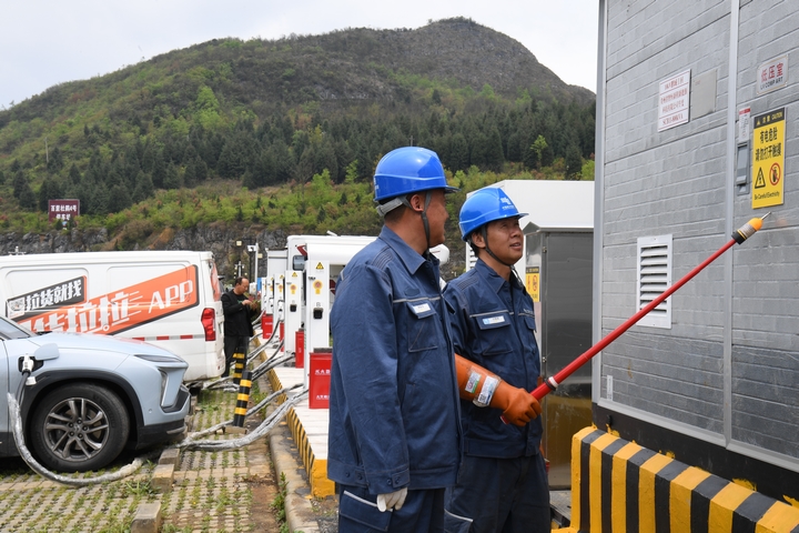 5、貴州電網公司畢節(jié)黔西供電局工作人員走進百里杜鵑景區(qū)，細致檢查充電樁設備運行、線路連接等情況，全力保障景區(qū)充電設施安全穩(wěn)定。劉凱 攝.jpg
