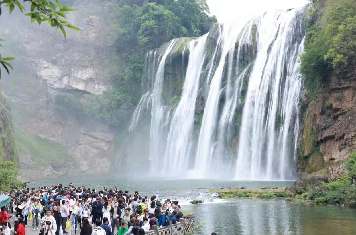 1 圖為黃果樹前人潮涌動(dòng).jpg