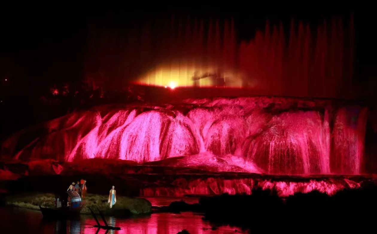 黃果樹旅游區(qū)夜游人氣爆棚.jpg