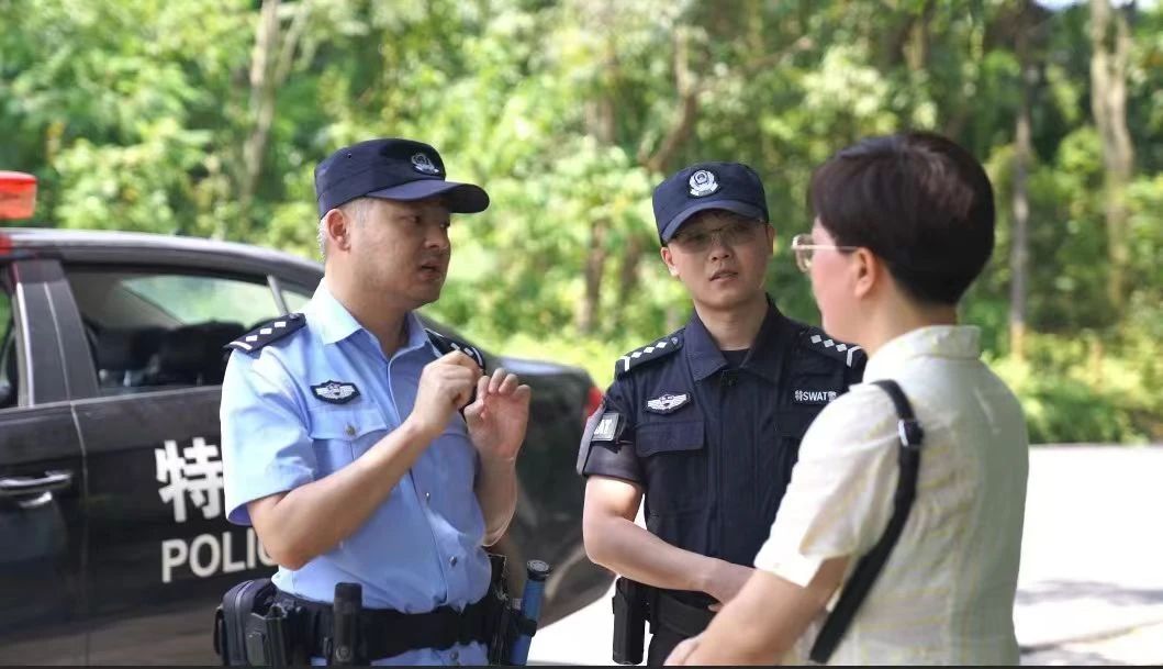 黃果樹旅游區(qū)多部門聯(lián)動(dòng)確保交通安全通暢。.jpg