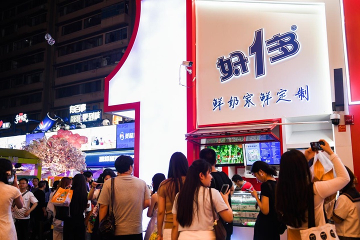 游客排隊(duì)購(gòu)買(mǎi)好一多。