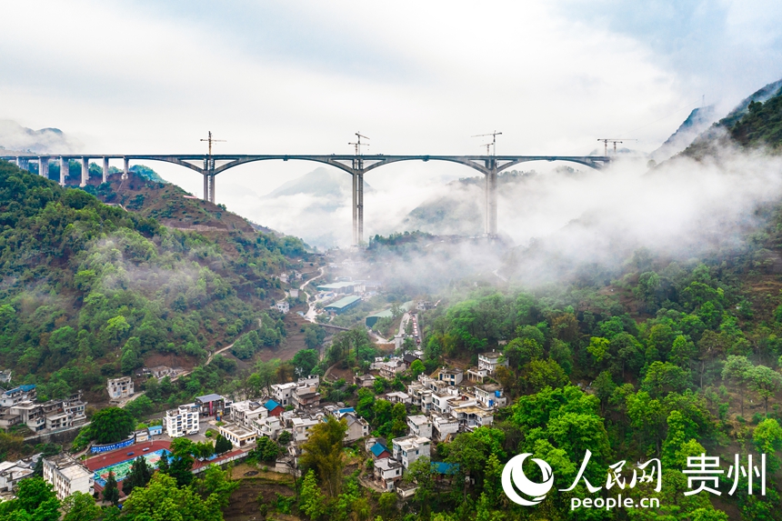 建設(shè)中的納晴高速六枝特大橋。人民網(wǎng)記者 涂敏攝