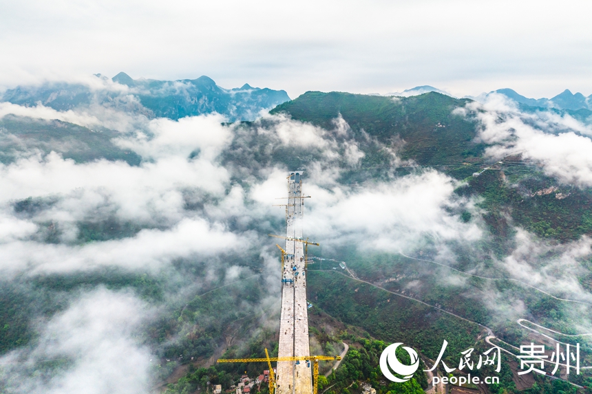 建設(shè)中的納晴高速六枝特大橋。人民網(wǎng)記者 涂敏攝