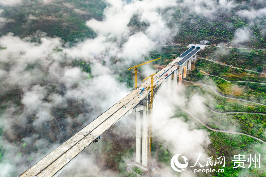 建設(shè)中的納晴高速六枝特大橋。人民網(wǎng)記者 涂敏攝