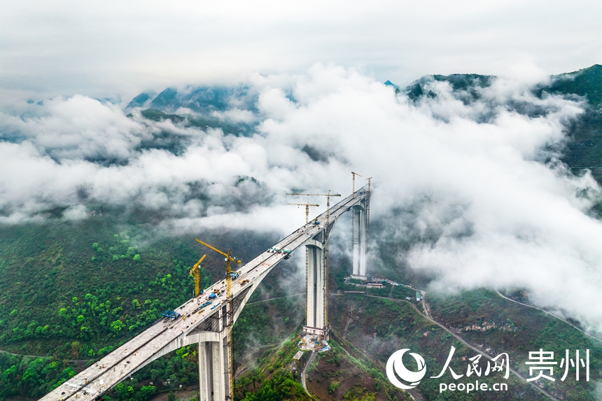 建設(shè)中的納晴高速六枝特大橋。人民網(wǎng)記者 涂敏攝
