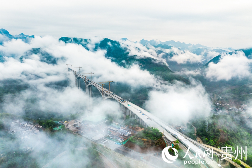 建設(shè)中的納晴高速六枝特大橋。人民網(wǎng)記者 涂敏攝