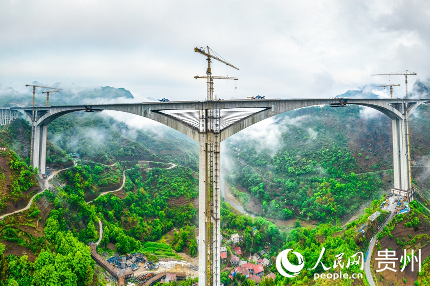 建設(shè)中的納晴高速六枝特大橋。人民網(wǎng)記者 涂敏攝