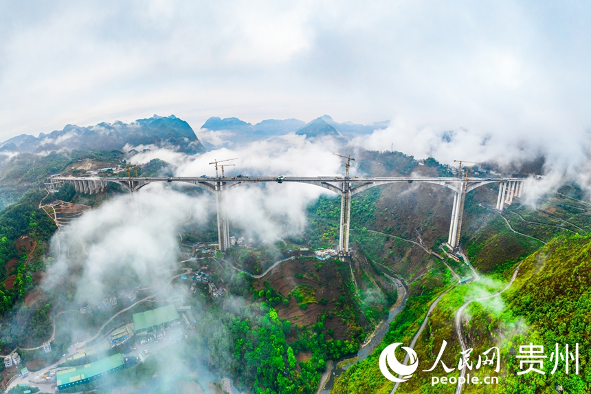 建設(shè)中的納晴高速六枝特大橋。人民網(wǎng)記者 涂敏攝