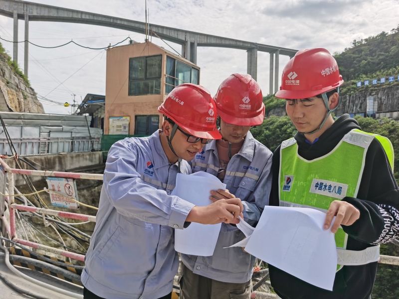 凹水河水庫建設(shè)現(xiàn)場建設(shè)者們奮戰(zhàn)一線 確保項(xiàng)目早日完工。