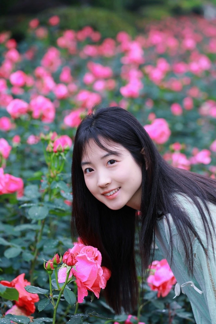 8月季花爭(zhēng)奇斗艷。