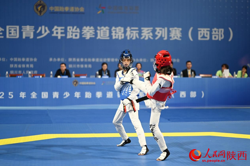比賽現(xiàn)場，運(yùn)動(dòng)員激烈對(duì)決。人民網(wǎng)記者 白鴿攝