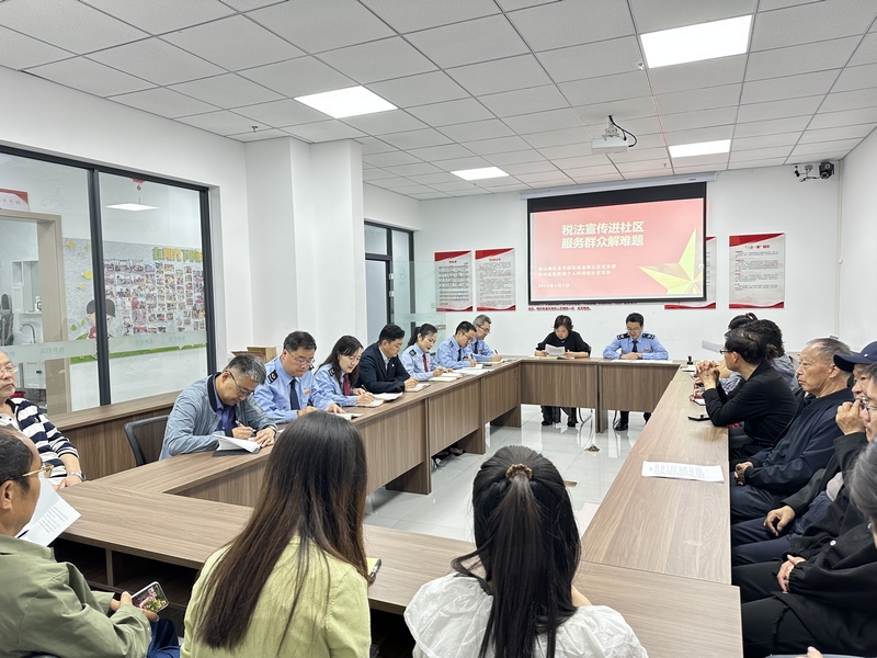 個(gè)稅宣傳進(jìn)社區(qū) 誠(chéng)信納稅入人心。