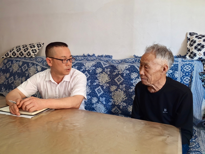 石阡縣湯山街道平陽社區(qū)城鎮(zhèn)公益性崗位人員林云上門了解網(wǎng)格居民生活情況。