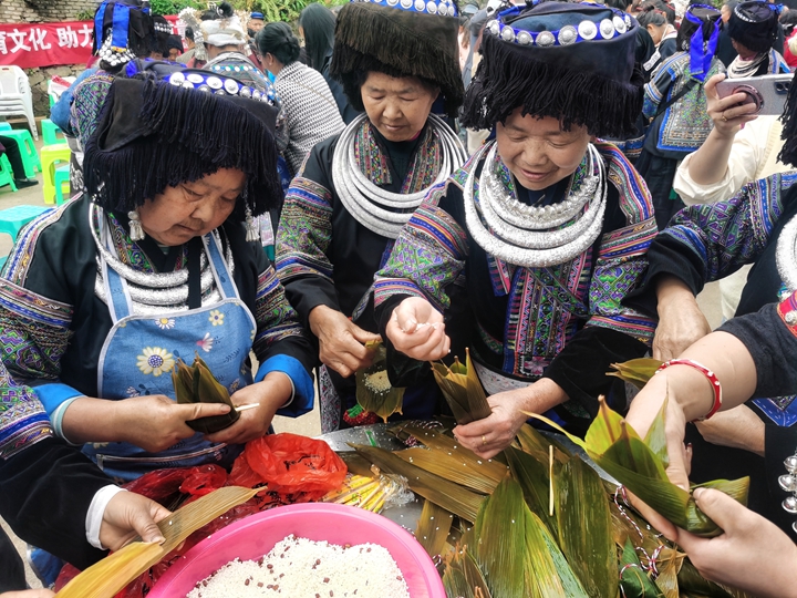 苗族同胞制作五色糯米飯現(xiàn)場(chǎng)。