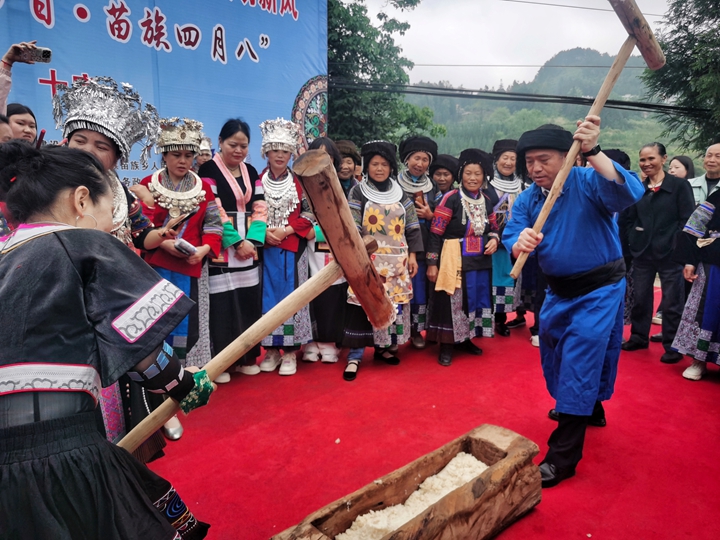 苗族同胞打糍粑現(xiàn)場(chǎng)。