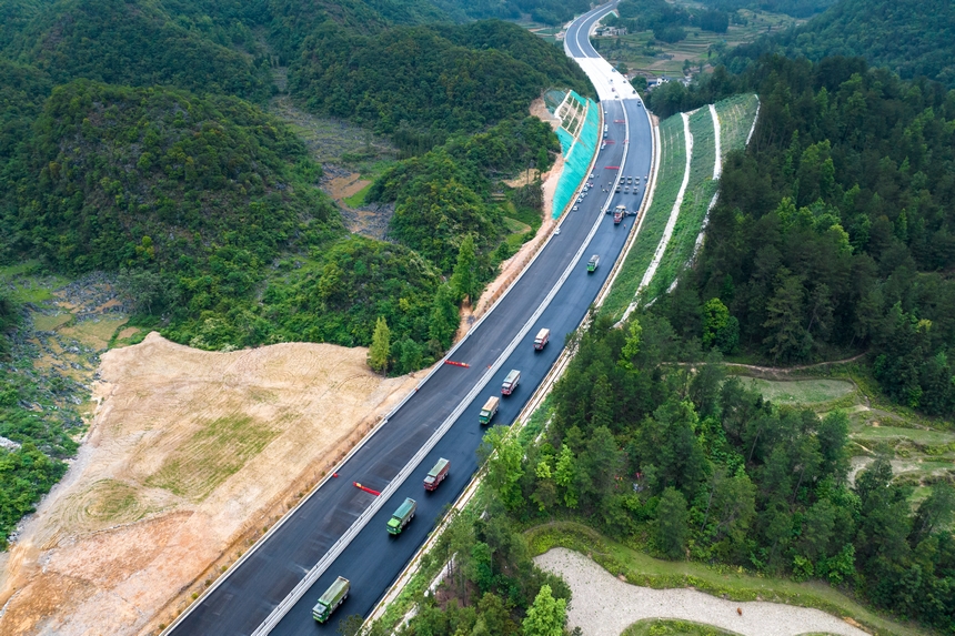 航拍貴平高速路面4標(biāo)段瀝青路面攤碾施工現(xiàn)場(chǎng)。人民網(wǎng)記者 涂敏攝