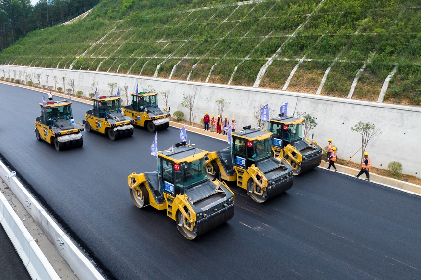 施工現(xiàn)場(chǎng)正在工作的無人駕駛壓路機(jī)。人民網(wǎng)記者 涂敏攝