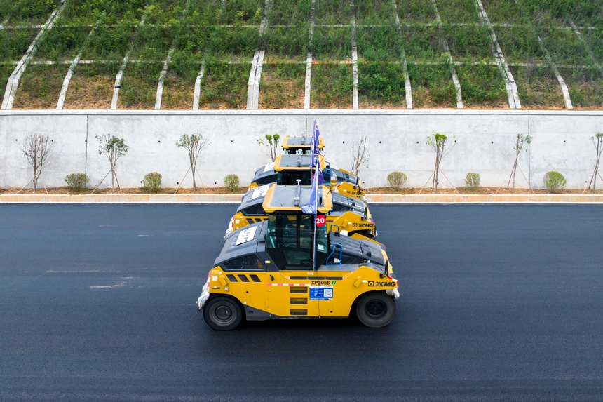 施工現(xiàn)場(chǎng)正在工作的無人駕駛壓路機(jī)。人民網(wǎng)記者 涂敏攝