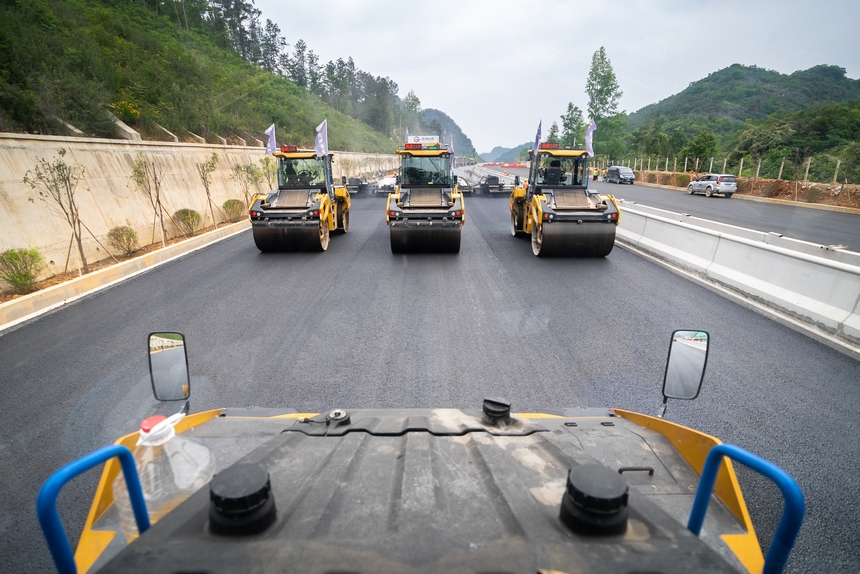 施工現(xiàn)場(chǎng)正在工作的無(wú)人駕駛壓路機(jī)。人民網(wǎng)記者 涂敏攝
