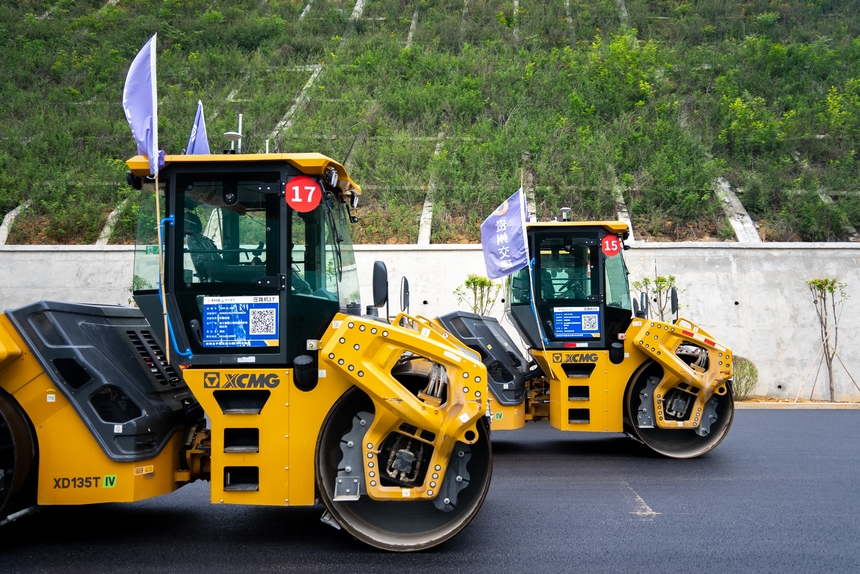 施工現(xiàn)場(chǎng)正在工作的無(wú)人駕駛壓路機(jī)。人民網(wǎng)記者 涂敏攝