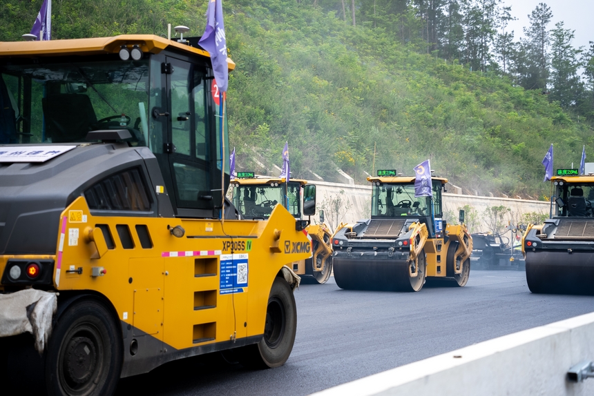 施工現(xiàn)場(chǎng)正在工作的無(wú)人駕駛壓路機(jī)。人民網(wǎng)記者 涂敏攝