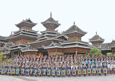 侗族群眾在肇興侗寨寨門(mén)前演唱侗族大歌。楊代富攝