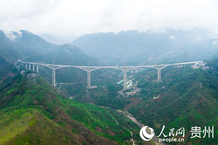 航拍建設(shè)中的納晴高速六枝特大橋。人民網(wǎng)記者 涂敏攝