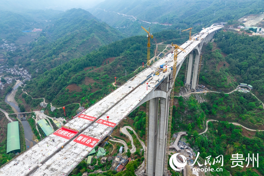航拍建設(shè)中的納晴高速六枝特大橋。人民網(wǎng)記者 涂敏攝