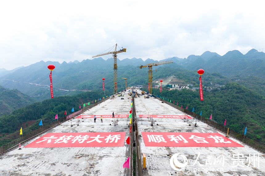 航拍建設(shè)中的納晴高速六枝特大橋。人民網(wǎng)記者 涂敏攝