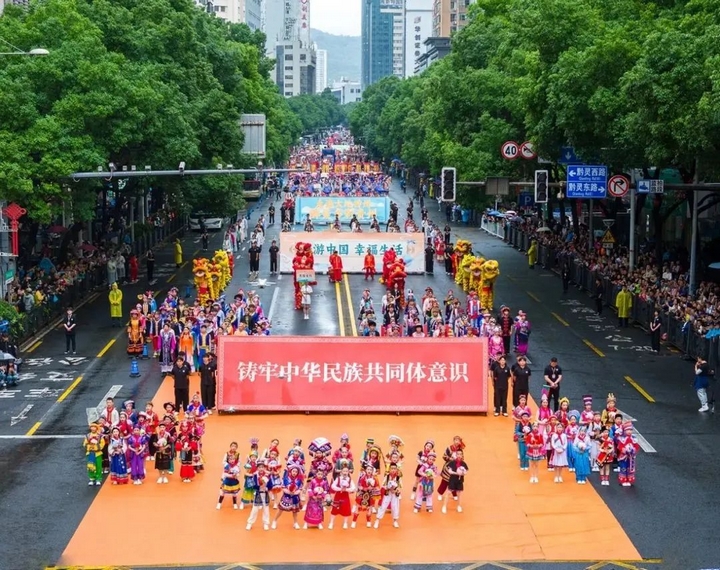 1民族風(fēng)席卷貴陽 南明公安 “最強輔助” 護航萬人狂歡.jpg