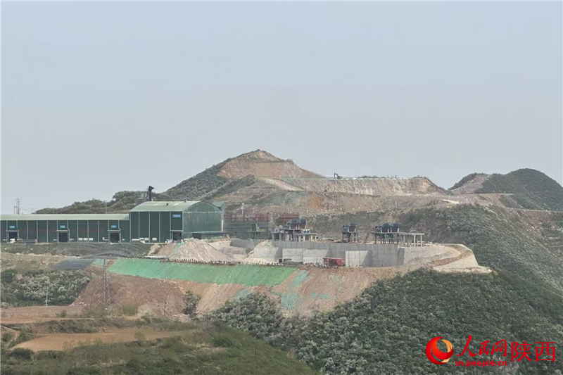 潤(rùn)鑫新材料廠區(qū)內(nèi)的一座山頭已被削平，隱約可見挖掘機(jī)作業(yè)（攝于4月23日）。
