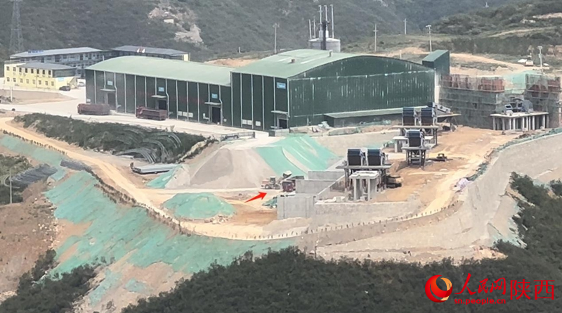廠區(qū)內(nèi)，一輛鏟車（箭頭所指處）正在進(jìn)行裝車作業(yè)（攝于5月16日）。