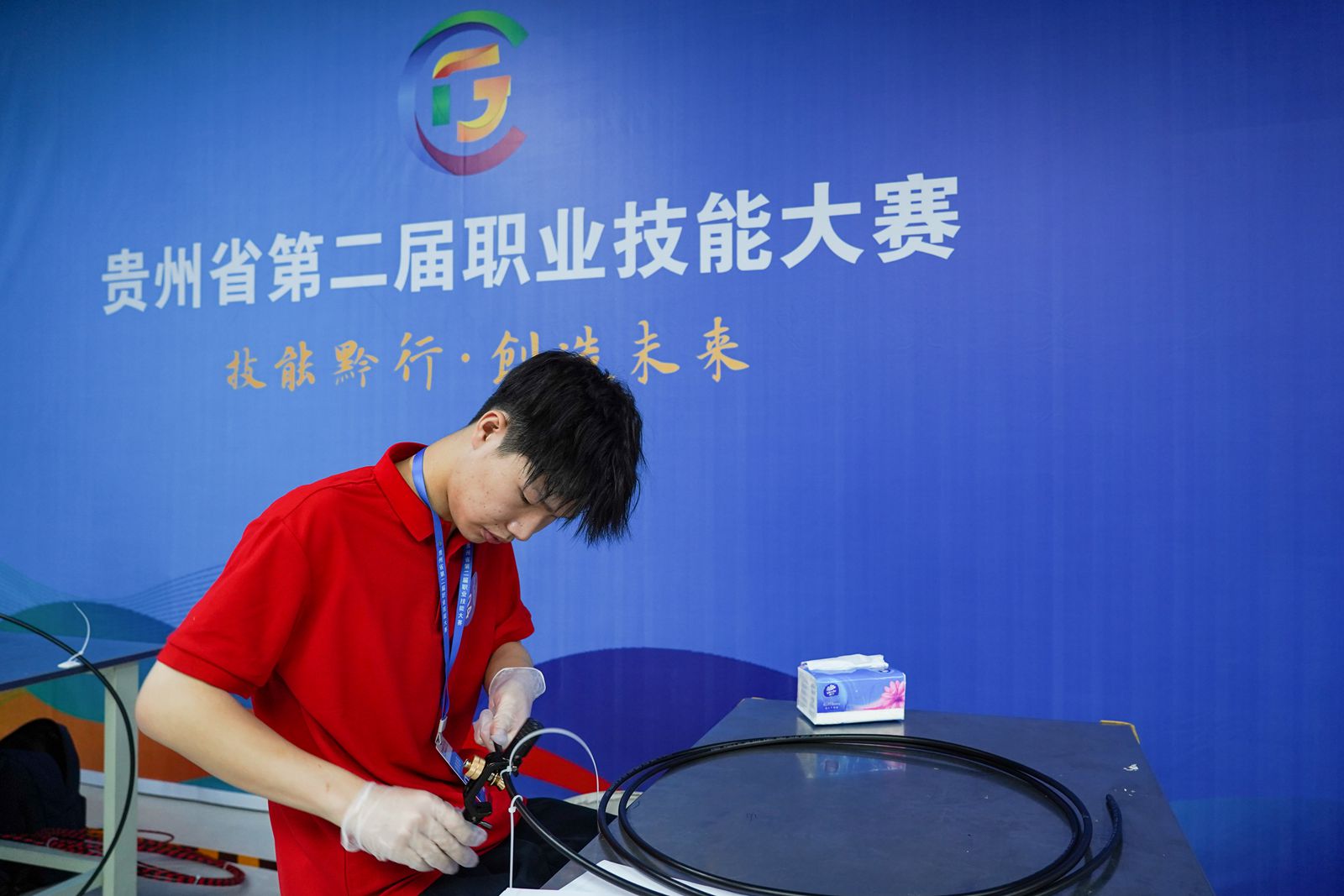 選手在貴州省第二屆職業(yè)技能大賽信息網(wǎng)絡布線賽項中比賽。高琦攝