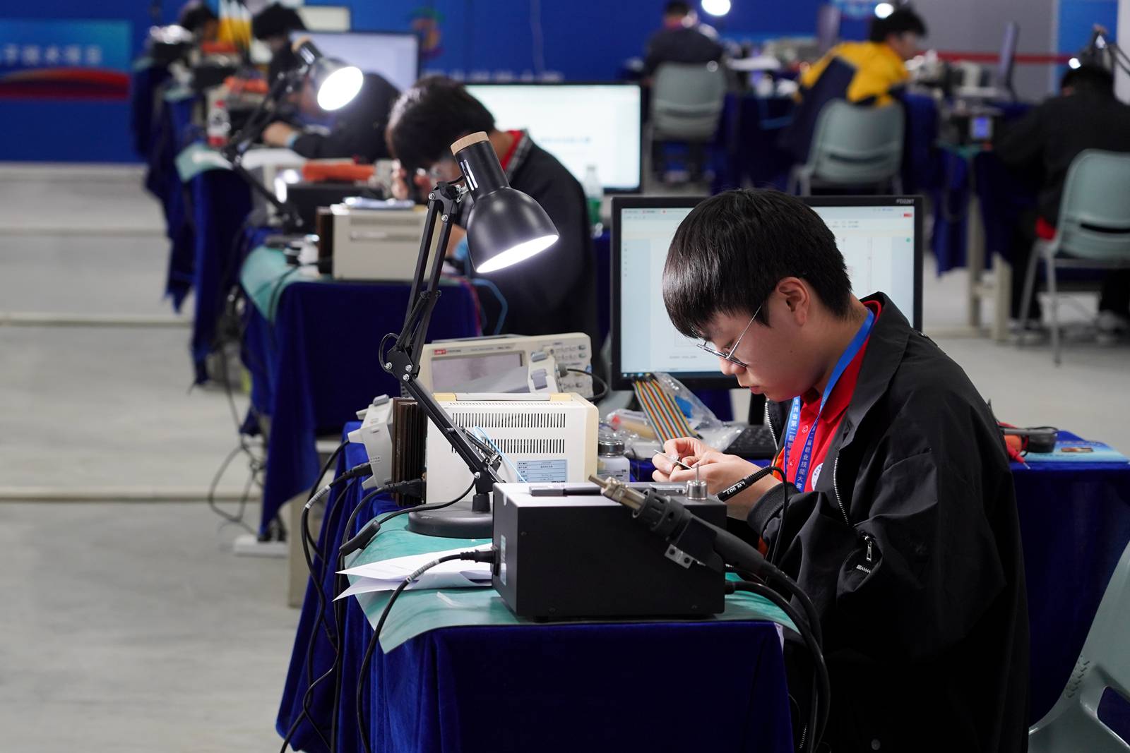 選手在電子技術賽項中比賽。高琦攝