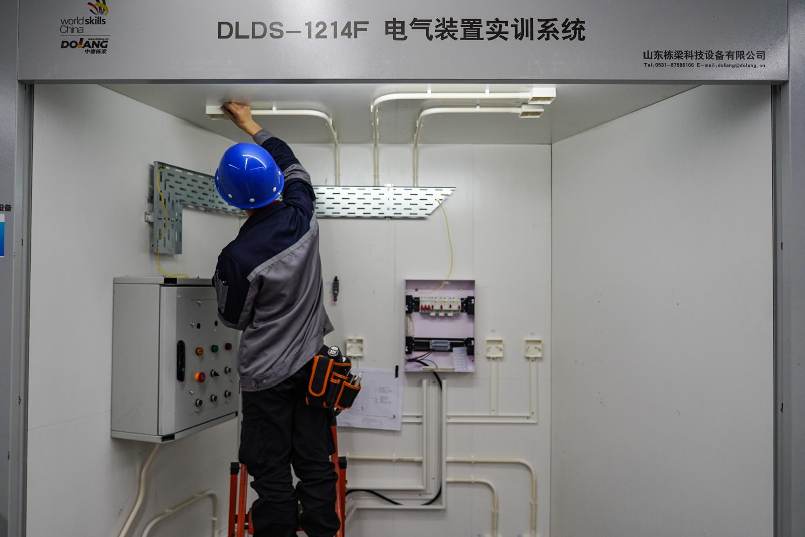 選手在電氣裝置賽項中比賽。高琦攝