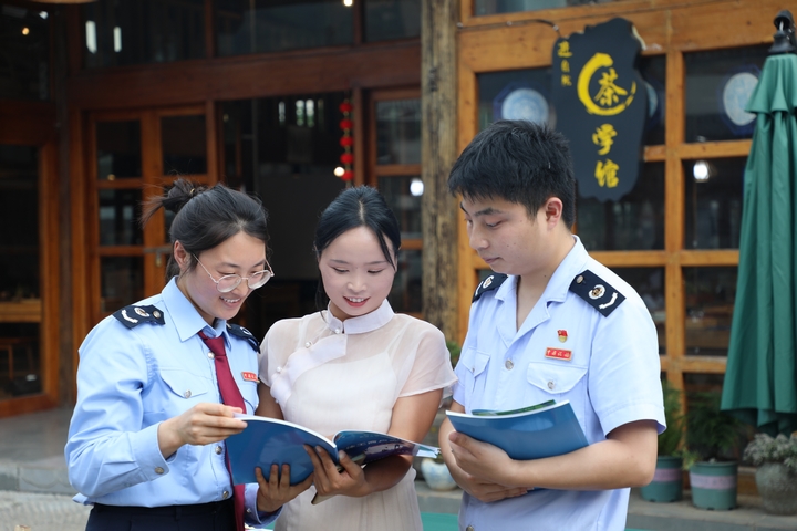 3、普安縣稅務(wù)局“文旅服務(wù)專班”到景區(qū)周邊商超、餐飲等個體工商戶征詢涉稅服務(wù)需求，宣傳稅收優(yōu)惠政策。張杉 攝.JPG